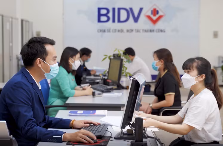 Khách hàng giao dịch tại BIDV Gia Lai. Ảnh: Sơn Ca