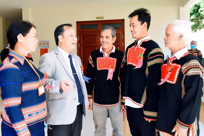 Phó Bí thư Thường trực Tỉnh ủy Châu Ngọc Tuấn (thứ 2 từ trái sang) trò chuyện thân mật với các già làng tiêu biểu. Ảnh: Đức Thụy
