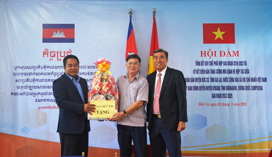 Bí thư Huyện ủy Đức Cơ tặng quà cho đại diện chính quyền huyện Oyadav. Ảnh: Vĩnh Hoàng Bí thư Huyện ủy Đức Cơ tặng quà cho đại diện chính quyền huyện Oyadav. Ảnh: Vĩnh Hoàng