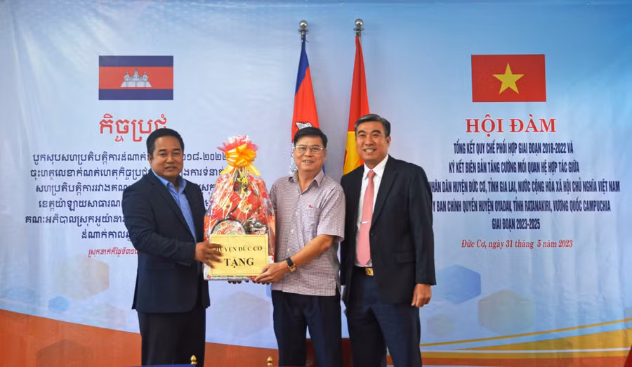 Bí thư Huyện ủy Đức Cơ tặng quà cho đại diện chính quyền huyện Oyadav. Ảnh: Vĩnh Hoàng Bí thư Huyện ủy Đức Cơ tặng quà cho đại diện chính quyền huyện Oyadav. Ảnh: Vĩnh Hoàng