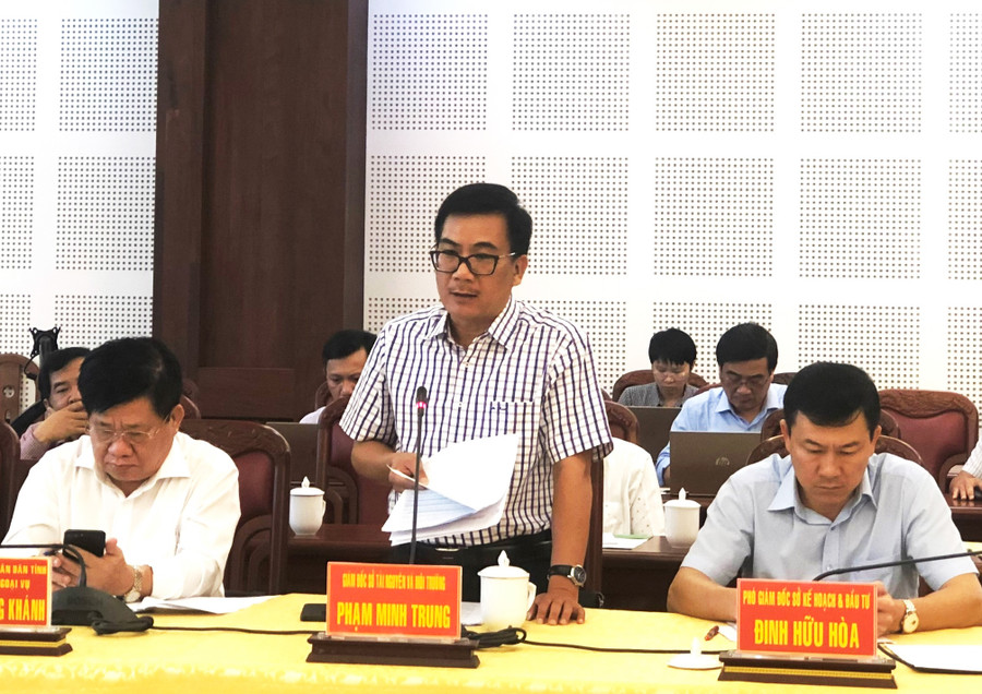 Giám đốc Sở Tài Nguyên và Môi trường Phạm Minh Trung nêu ý kiến tại hội nghị. Ảnh: Phương Dung Giám đốc Sở Tài Nguyên và Môi trường Phạm Minh Trung nêu ý kiến tại hội nghị. Ảnh: Phương Dung