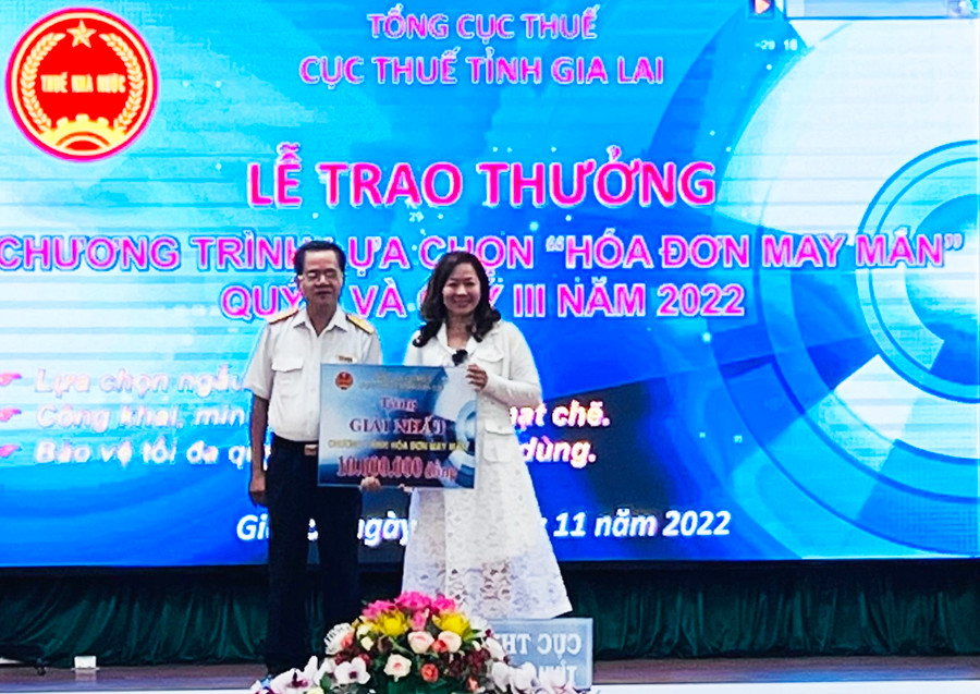 Thông qua chương trình hóa đơn may mắn, Cục Thuế tỉnh khuyến khích các chủ thể kinh doanh sử dụng hóa đơn điện tử có mã của cơ quan thuế khởi tạo từ máy tính tiền. Ảnh: Sơn Ca