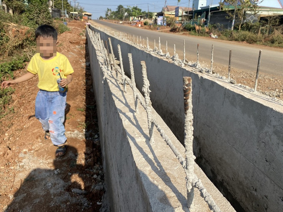 Các thanh sắt nhọn kéo dài nhiều km trên Quốc lộ 19 qua huyện Đức Cơ tiềm ẩn nhiều nguy hiểm với trẻ em và người lớn. Ảnh: Thanh Tuấn Các thanh sắt nhọn kéo dài nhiều km trên Quốc lộ 19 qua huyện Đức Cơ tiềm ẩn nhiều nguy hiểm với trẻ em và người lớn. Ảnh: Thanh Tuấn
