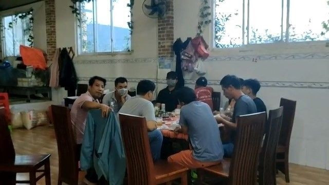 Hình ảnh quay lại việc ông Minh ngồi ăn trong quán Linh Nhi vào năm 2021. Ảnh: Hữu Long Hình ảnh quay lại việc ông Minh ngồi ăn trong quán Linh Nhi vào năm 2021. Ảnh: Hữu Long