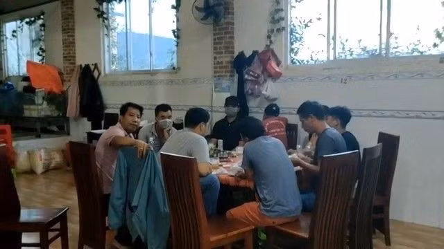 Hình ảnh quay lại việc ông Minh ngồi ăn trong quán Linh Nhi vào năm 2021. Ảnh: Hữu Long