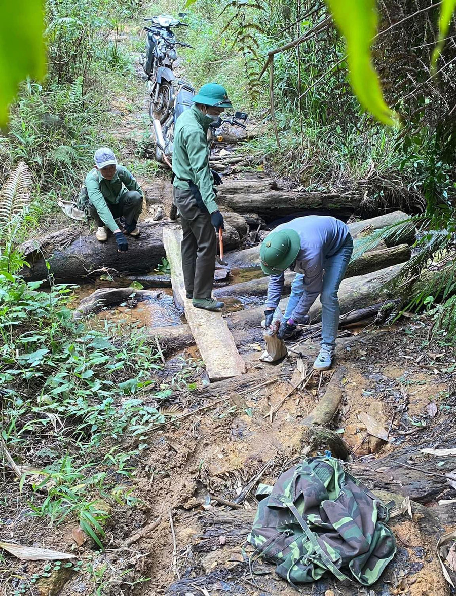 Các thành viên Tổ quản lý bảo vệ rừng số 1 thường xuyên tuần tra bảo vệ tài nguyên rừng. Ảnh: Hoành Sơn Các thành viên Tổ quản lý bảo vệ rừng số 1 thường xuyên tuần tra bảo vệ tài nguyên rừng. Ảnh: Hoành Sơn