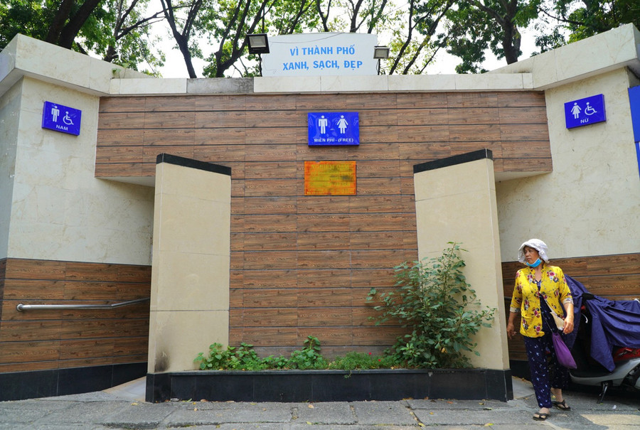 Nhà vệ sinh công cộng ở TPHCM: Nơi sạch sẽ, nơi nhếch nhác. Ảnh: Chân Phúc