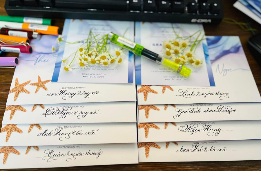 Những bức thiệp cưới đầy ấn tượng qua chữ viết của chị Hằng. Ảnh: Văn Ngọc