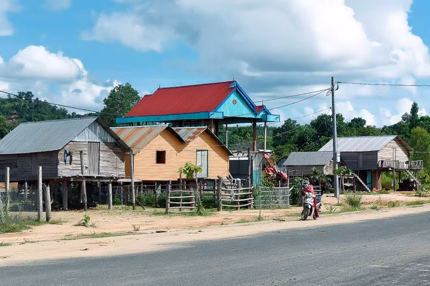 Khu tái định cư làng Blôm (xã Kim Tân) được đầu tư xây dựng khang trang. Ảnh: Đ.T