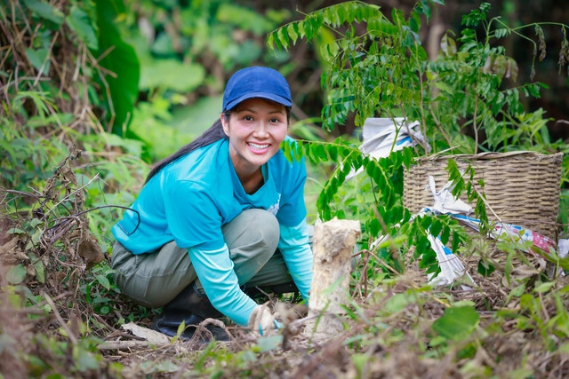 H&apos;Hen Niê hào hứng khi tham gia trồng rừng tại Thanh Hóa