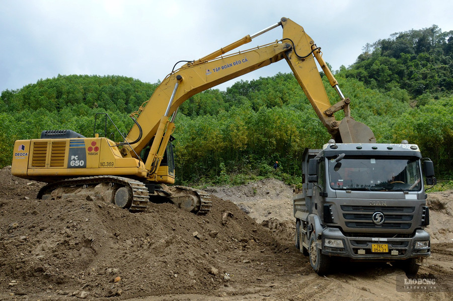Đối với các mỏ đất đã được quy hoạch giao cho nhà thầu thi công dự án: Bộ Tài nguyên và Môi trường đã hướng dẫn các địa phương thủ tục khai thác các mỏ vật liệu, tuy nhiên Bộ TNMT hướng dẫn chưa cụ thể, dẫn tới các địa phương lúng túng trong quá trình triển khai, trở thành điểm nghẽn của dự án. Ảnh: Ngọc Viên