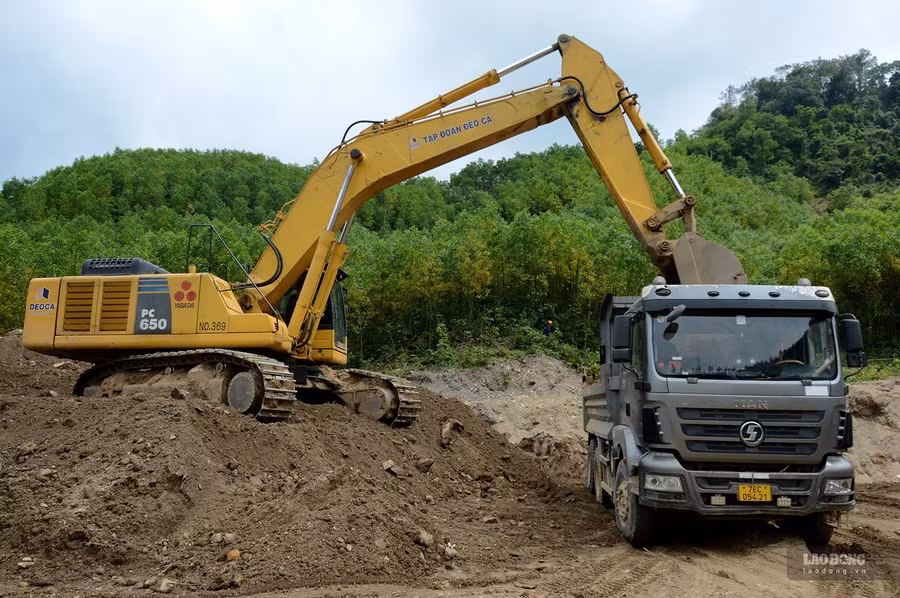 Đối với các mỏ đất đã được quy hoạch giao cho nhà thầu thi công dự án: Bộ Tài nguyên và Môi trường đã hướng dẫn các địa phương thủ tục khai thác các mỏ vật liệu, tuy nhiên Bộ TNMT hướng dẫn chưa cụ thể, dẫn tới các địa phương lúng túng trong quá trình triển khai, trở thành điểm nghẽn của dự án. Ảnh: Ngọc Viên