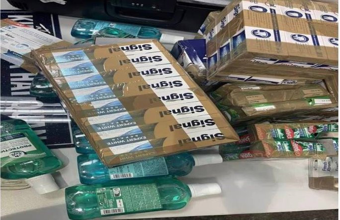 Số hàng cấm được cất giấu trong thùng hàng kem đánh răng, nước súc miệng.