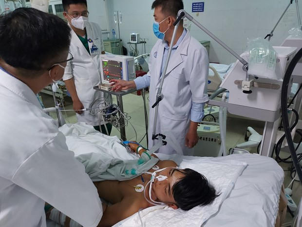 Chuyên gia chống độc và hồi sức của Bệnh viện Chợ Rẫy đang kiểm tra tình trạng bệnh nhân ngộ độc botulinum tại Quảng Nam. Nguồn: Tuổi Trẻ Chuyên gia chống độc và hồi sức của Bệnh viện Chợ Rẫy đang kiểm tra tình trạng bệnh nhân ngộ độc botulinum tại Quảng Nam. Nguồn: Tuổi Trẻ