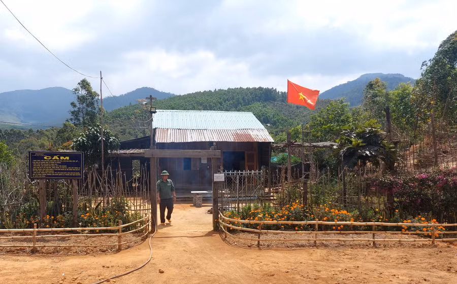 Toàn cảnh nhà gác rừng của Tổ Quản lý bảo vệ rừng số 1. Ảnh: Hoành Sơn