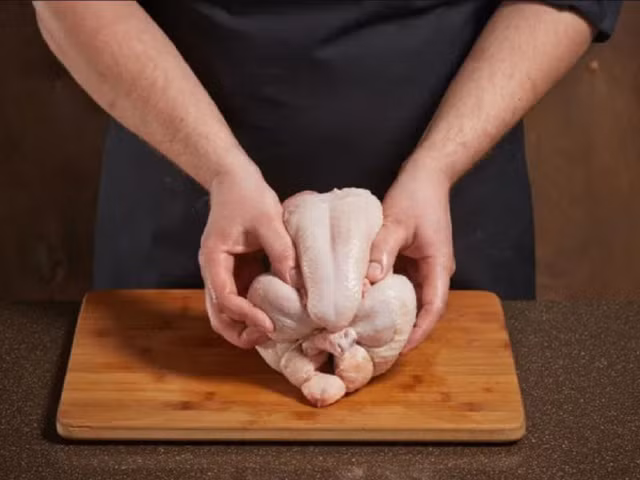 Thịt gà sống khi còn tươi sẽ có màu sáng bóng, sờ vào thấy ẩm và hơi trơn. Ảnh: Shutterstock