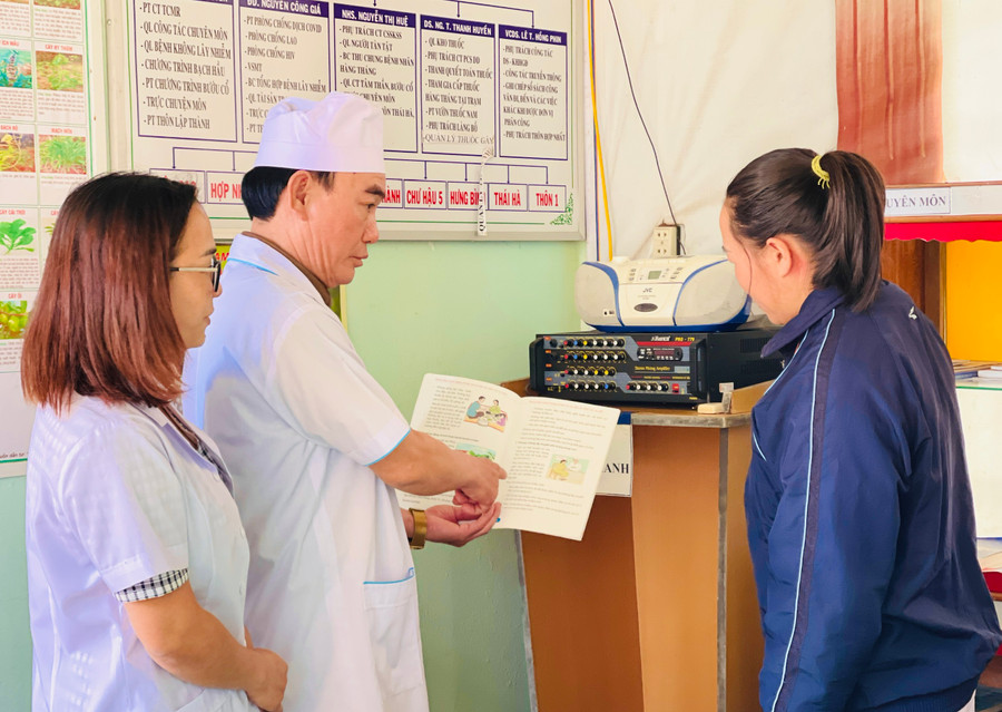 Cán bộ Trạm Y tế xã Ia Yok (huyện Ia Grai) tư vấn sức khỏe cho người dân. Ảnh: Trần Dung