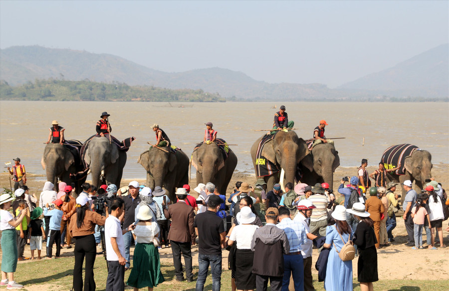 Tiệc buffet được tổ chức ngay bên hồ Lắk, một thắng cảnh nổi tiếng ở tỉnh Đắk Lắk. Ảnh: Phan Tuấn Tiệc buffet được tổ chức ngay bên hồ Lắk, một thắng cảnh nổi tiếng ở tỉnh Đắk Lắk. Ảnh: Phan Tuấn