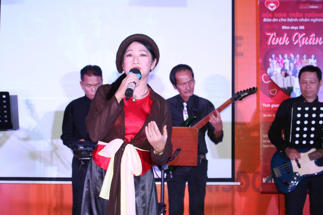 Dĩa cơm biết... hát - Ảnh 3. Diện áo tứ thân, bác sĩ Yến Thủy hát tại chương trình “Dĩa cơm trên tường”