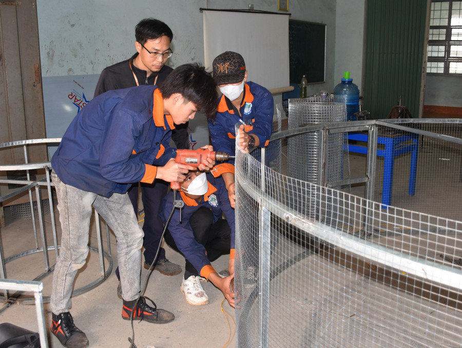 Giáo viên Trường Cao đẳng Gia Lai hướng dẫn sinh viên thực hành nghề hàn. Ảnh: Đinh Yến Giáo viên Trường Cao đẳng Gia Lai hướng dẫn sinh viên thực hành nghề hàn. Ảnh: Đinh Yến