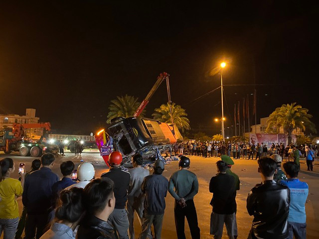 Hàng trăm người dân tập trung tại khu vực xảy ra tai nạn. Ảnh: Thanh Quân