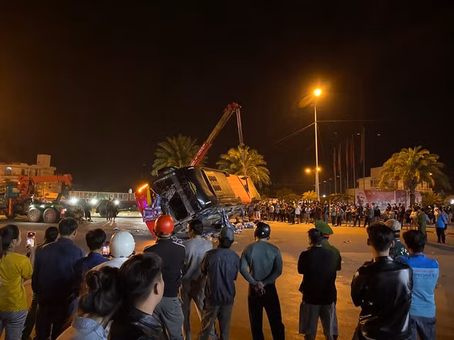 Hàng trăm người dân tập trung tại khu vực xảy ra tai nạn. Ảnh: Thanh Quân