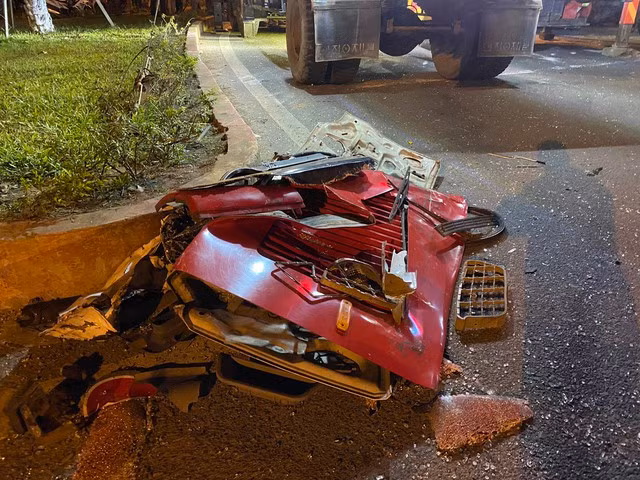 Một số mãnh vỡ của 2 chiếc xe văng trên đường sau vụ tai nạn. Ảnh: Thanh Quân