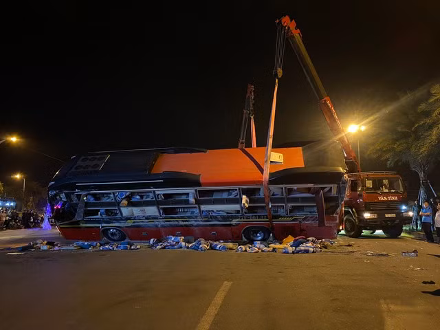 Vụ tai nạn khiến chiếc xe khách bị hư hại nghiêm trọng. Ảnh: Thanh Quân