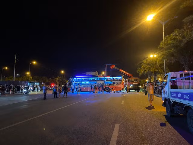 Vụ tai nạn làm chiếc xe khách nằm giữa đường QL1D. Ảnh: Thanh Quân