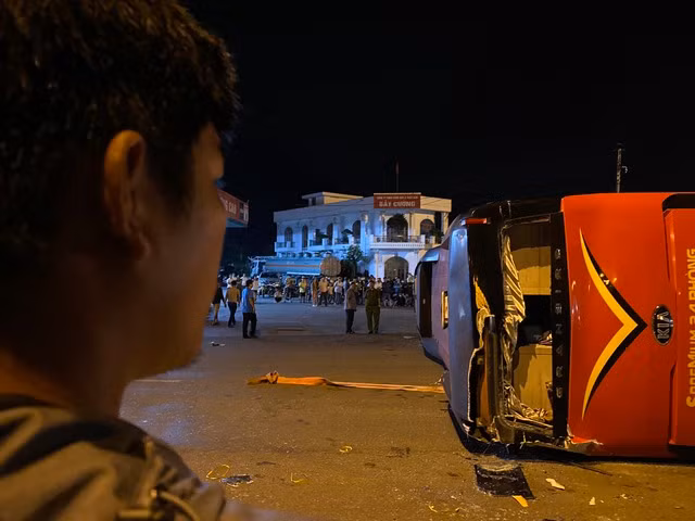 Xe khách va chạm với xe tải tông ở ngã tư Long Vân (TP.Quy Nhơn). Ảnh: Thanh Quân