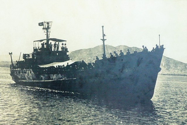 Tàu HQ-931 đưa thương binh trận 14.3.1988 về căn cứ Cam Ranh. Ảnh: QCHQ