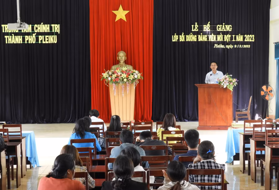 Quang cảnh buổi bế mạc Lớp bồi dưỡng đảng viên mới đợt 1 năm 2023 của Đảng bộ TP. Pleiku. Ảnh: Thanh Nhật