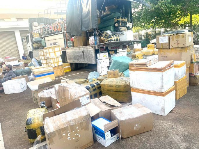 Phát hiện xe tải chở gần 1 tấn thực phẩm không rõ nguồn gốc - Ảnh 3. Lực lượng chức năng đang tạm giữ toàn bộ số hàng hóa để xử lý theo quy định