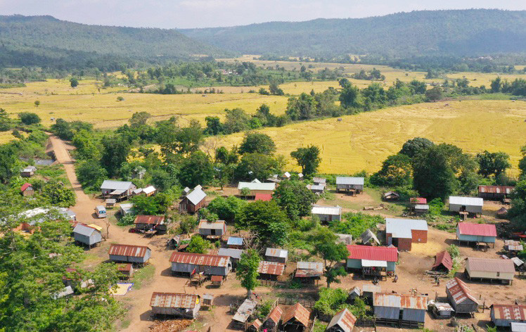 Đến với Đak Trôi, bạn sẽ được “no mắt” bởi những đồng lúa chín vàng. Ảnh: Ngọc Thu