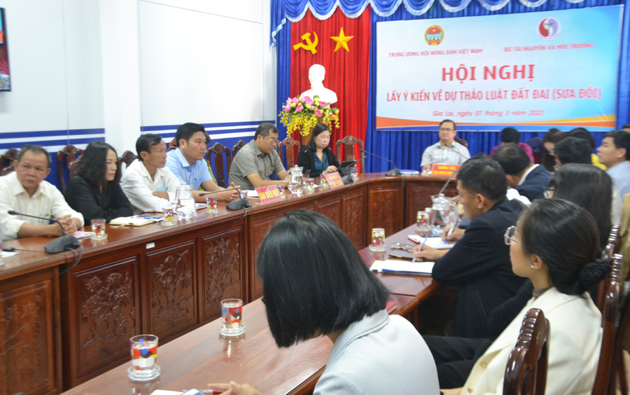 Các đại biểu, hội viên nông dân tham gia hội nghị trực tuyến lấy ý kiến đối với dự thảo Luật Đất đai (sửa đổi) tại điểm cầu Hội Nông dân tỉnh. Ảnh: Hoàng Cư Các đại biểu, hội viên nông dân tham gia hội nghị trực tuyến lấy ý kiến đối với dự thảo Luật Đất đai (sửa đổi) tại điểm cầu Hội Nông dân tỉnh. Ảnh: Hoàng Cư