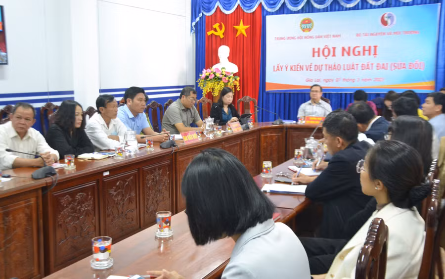 Các đại biểu, hội viên nông dân tham gia hội nghị trực tuyến lấy ý kiến đối với dự thảo Luật Đất đai (sửa đổi) tại điểm cầu Hội Nông dân tỉnh. Ảnh: Hoàng Cư