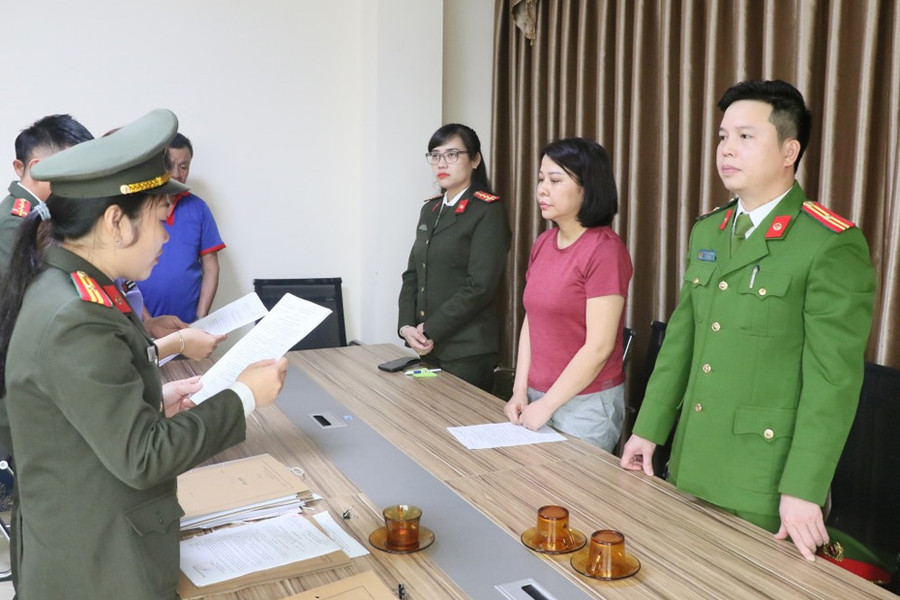 Công an đọc lệnh khởi tố bị can Nguyễn Thanh Thủy - Giám đốc Công ty cổ phần CNTT Lam Hồng. Ảnh Công an cung cấp Công an đọc lệnh khởi tố bị can Nguyễn Thanh Thủy - Giám đốc Công ty cổ phần CNTT Lam Hồng. Ảnh Công an cung cấp