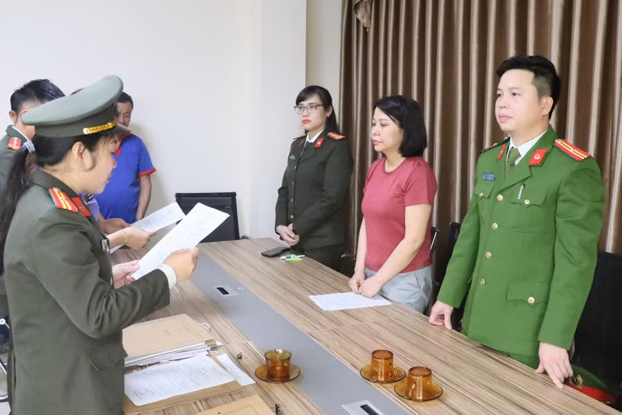 Công an đọc lệnh khởi tố bị can Nguyễn Thanh Thủy - Giám đốc Công ty cổ phần CNTT Lam Hồng. Ảnh Công an cung cấp