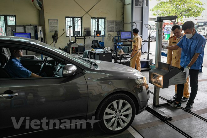 CSGT hỗ trợ công tác đăng kiểm tại Hà Nội sẽ thực hiện các bước đăng kiểm xe cơ giới với khối dân sự. Ảnh: Hoài Nam/Vietnam+ CSGT hỗ trợ công tác đăng kiểm tại Hà Nội sẽ thực hiện các bước đăng kiểm xe cơ giới với khối dân sự. Ảnh: Hoài Nam/Vietnam+