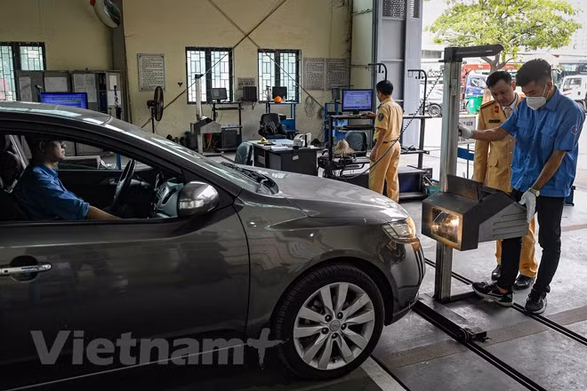 CSGT hỗ trợ công tác đăng kiểm tại Hà Nội sẽ thực hiện các bước đăng kiểm xe cơ giới với khối dân sự. Ảnh: Hoài Nam/Vietnam+