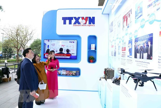 Các đại biểu tham quan gian trưng bày của Thông tấn xã Việt Nam. Ảnh: Phạm Kiên/TTXVN Các đại biểu tham quan gian trưng bày của Thông tấn xã Việt Nam. Ảnh: Phạm Kiên/TTXVN