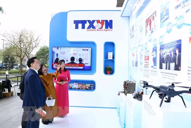 Các đại biểu tham quan gian trưng bày của Thông tấn xã Việt Nam. Ảnh: Phạm Kiên/TTXVN Các đại biểu tham quan gian trưng bày của Thông tấn xã Việt Nam. Ảnh: Phạm Kiên/TTXVN