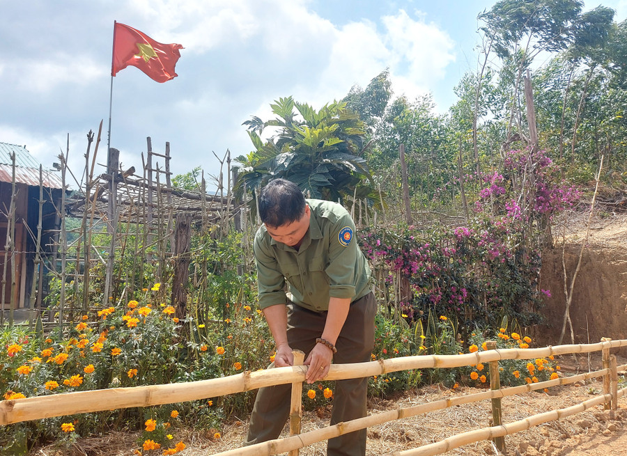 Anh Nguyễn Vũ Hữu Ảnh sửa lại hàng rào bồn hoa trước nhà gác rừng của tổ 1. Ảnh: Hoành Sơn Anh Nguyễn Vũ Hữu Ảnh sửa lại hàng rào bồn hoa trước nhà gác rừng của tổ 1. Ảnh: Hoành Sơn