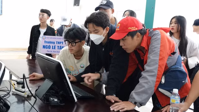 Các Gen Z trải nghiệm tại phòng thực hành công nghệ thông tin. Ảnh: Hoàng Trọng