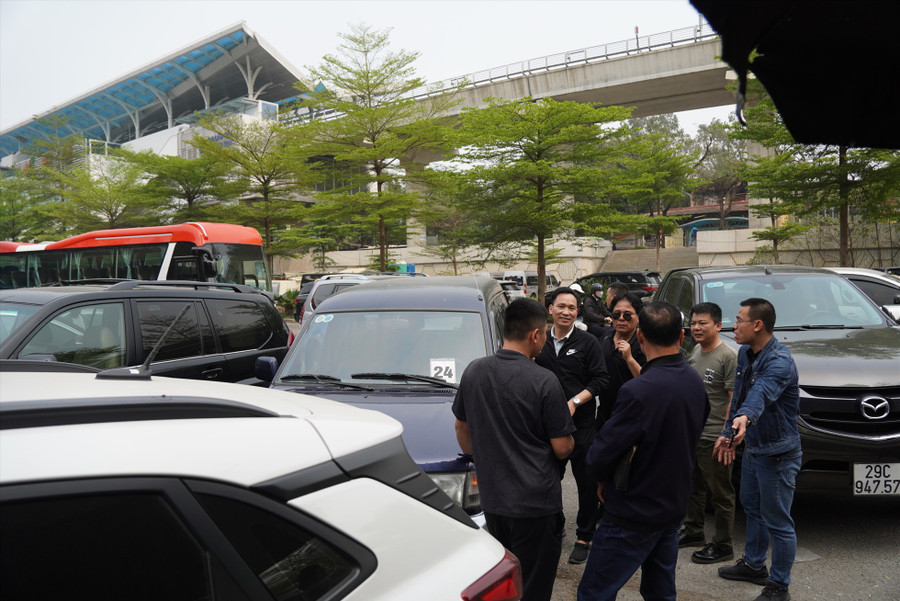 Nhiều người dân mệt mỏi khi mang xe đi đăng kiểm. Ảnh: Hữu Chánh