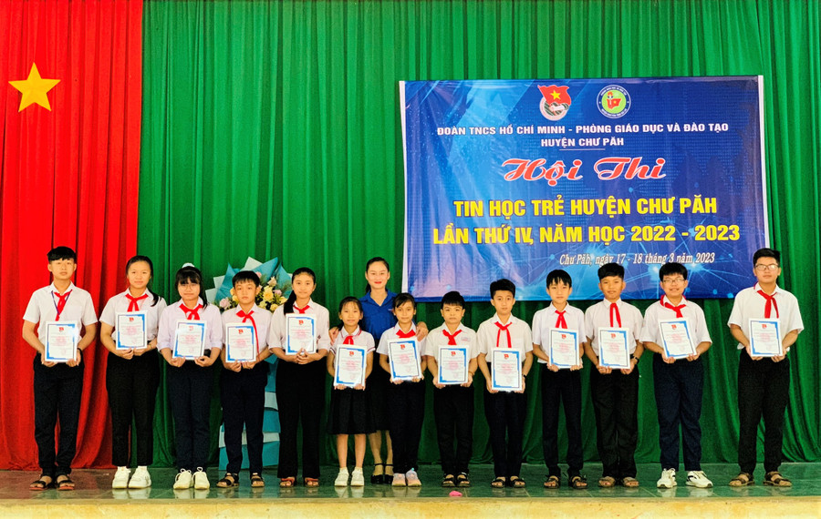 Ban tổ chức trao giấy chứng nhận cho các thí sinh tham gia hội thi. Ảnh: Hà Đức Thành