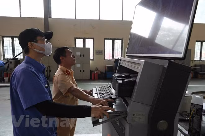 Để bảo đảm mục tiêu cao nhất là tạo thuận lợi cho người dân khi đi đăng kiểm nên hai lực lượng không ngại tăng giờ, tăng ngày làm việc để phấn đầu thời gian 1-2 tuần tới hoạt động đăng kiểm có thể trở lại bình thường. Ảnh: Hoài Nam/Vietnam+