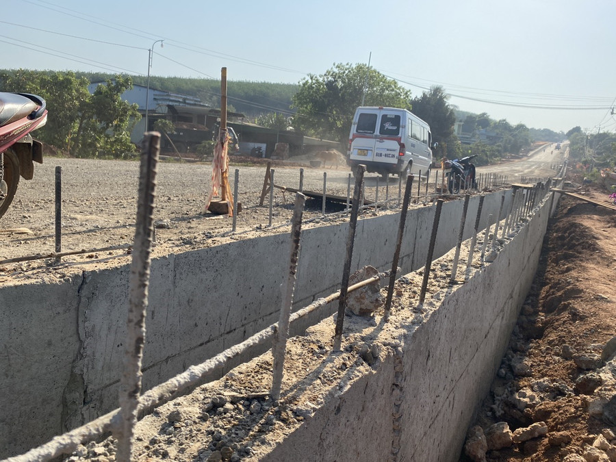 Việc thi công chưa đảm bảo và gây ngập cục bộ cho khu dân cư xã Ia Krêl. Ảnh: Thanh Tuấn Việc thi công chưa đảm bảo và gây ngập cục bộ cho khu dân cư xã Ia Krêl. Ảnh: Thanh Tuấn