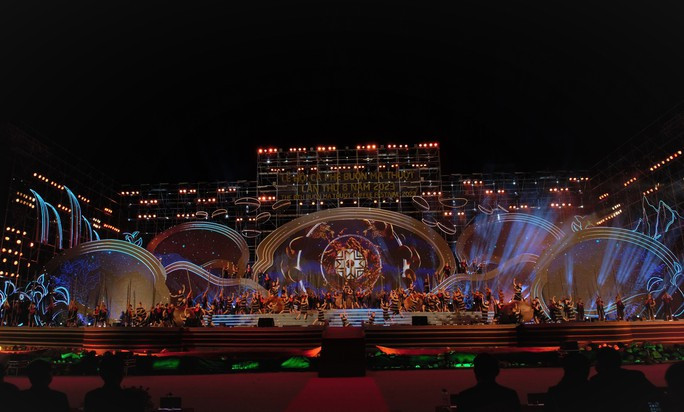Đêm khai mạc là &quot;bữa tiệc&quot; âm thanh, ánh sáng