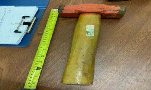 Chiếc búa đinh được bà H.M.N khai đã dùng đánh con trai tử vong. Ảnh: Công an cung cấp Chiếc búa đinh được bà H.M.N khai đã dùng đánh con trai tử vong. Ảnh: Công an cung cấp